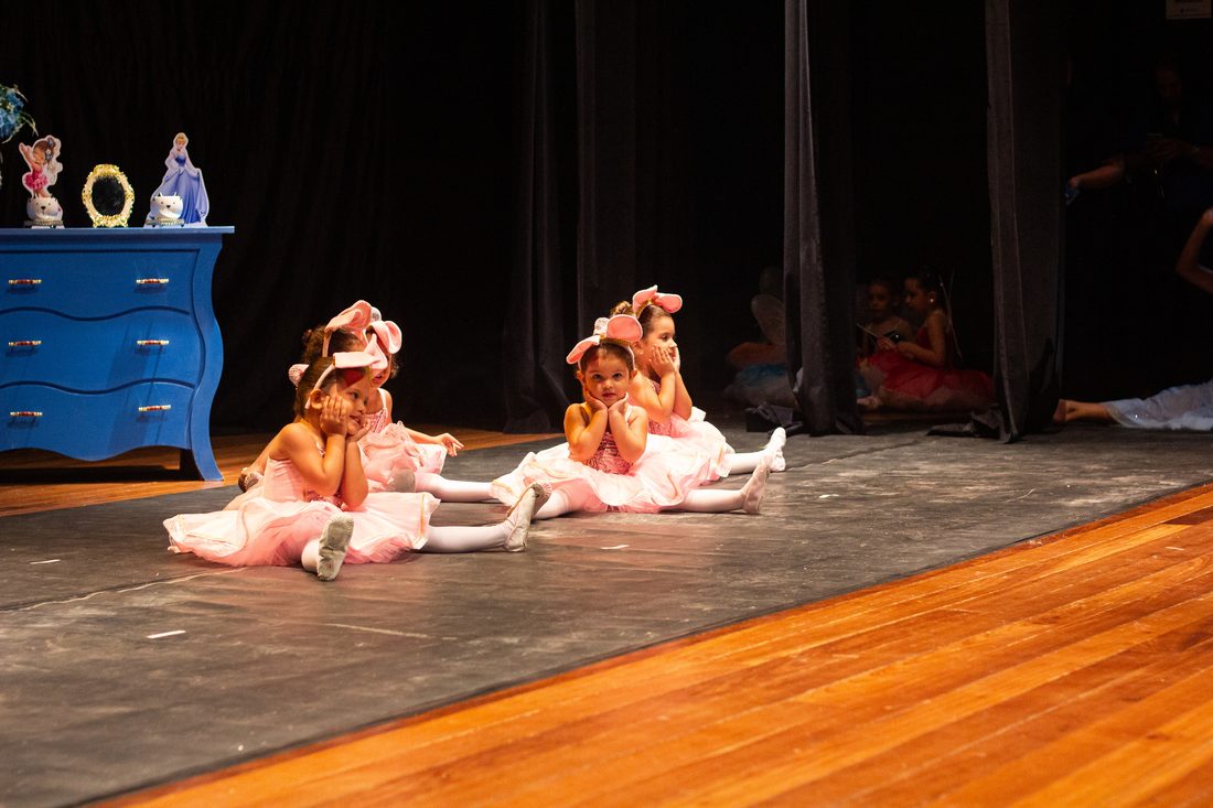 Apresentação de ballet do Petit Allegro com as crianças no palco
