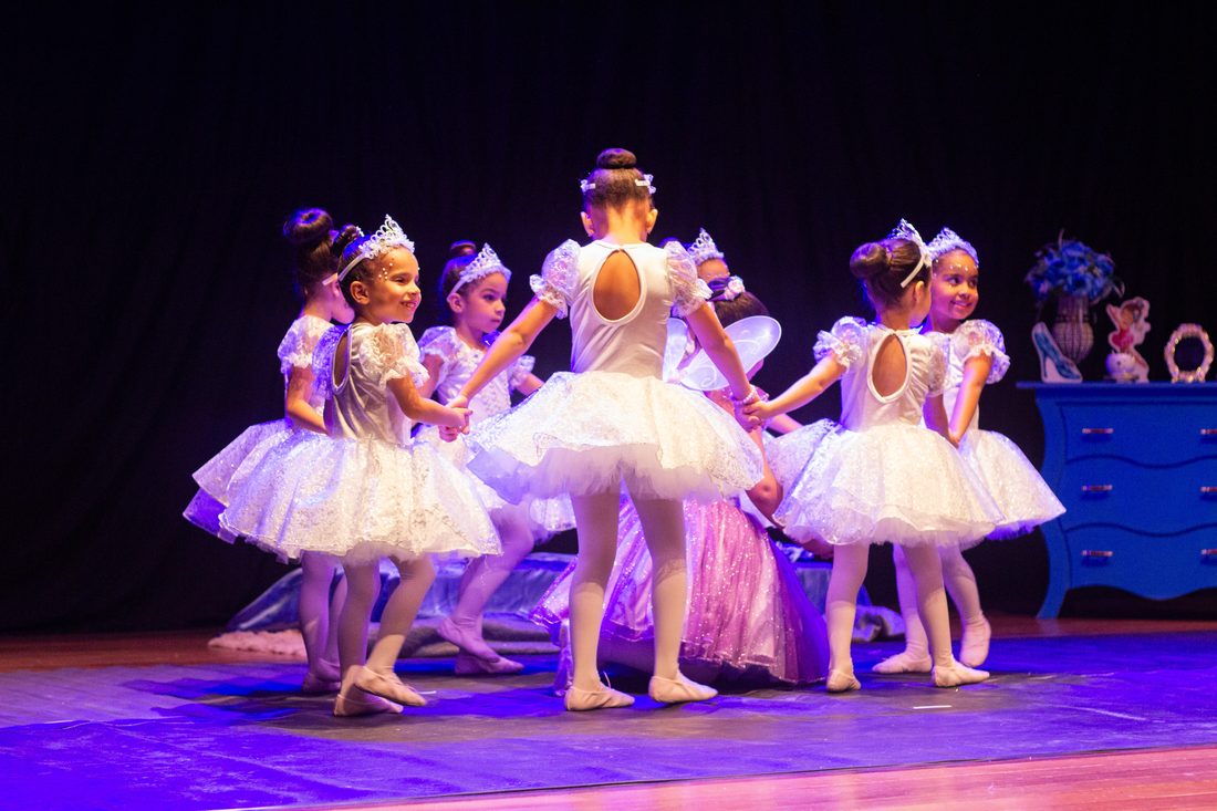 Crianças do Petit Allegro durante momento de aprendizagem no ballet