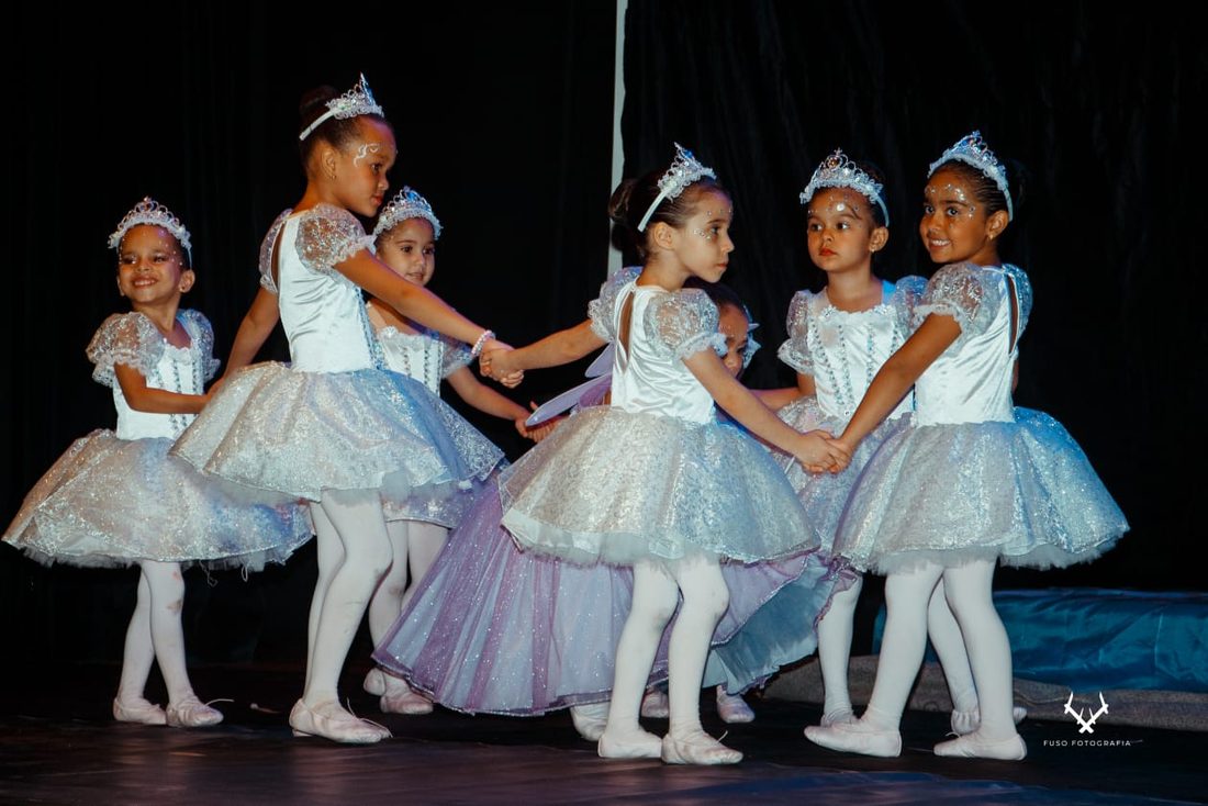 Famílias acompanhando uma apresentação do Petit Allegro
