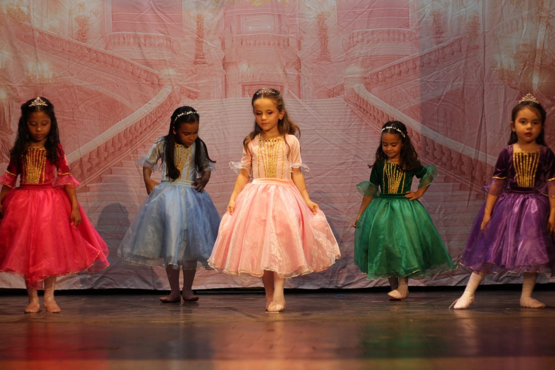 Criança desenvolvendo coordenação e expressão através da dança no Petit Allegro