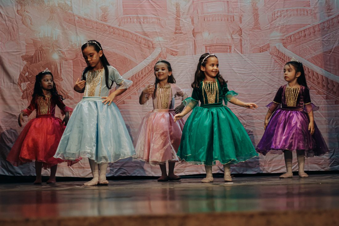 Crianças sorrindo durante apresentação de ballet do Petit Allegro