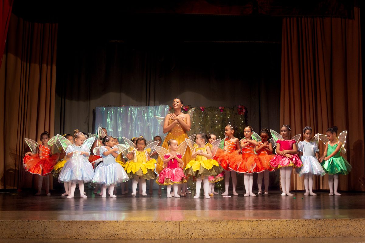 Crianças em apresentação de ballet infantil do Petit Allegro